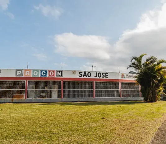 Foto da fachada do Procon de São José, local onde será realizado o Feirão Zera Dívidas, mostrando o prédio e a entrada principal para os consumidores.