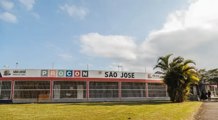 Procon de São José promove Feirão Zera Dívidas em novembro Foto da fachada do Procon de São José, local onde será realizado o Feirão Zera Dívidas, mostrando o prédio e a entrada principal para os consumidores.