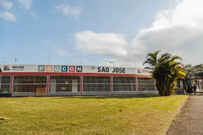 Foto da fachada do Procon de São José, local onde será realizado o Feirão Zera Dívidas, mostrando o prédio e a entrada principal para os consumidores.