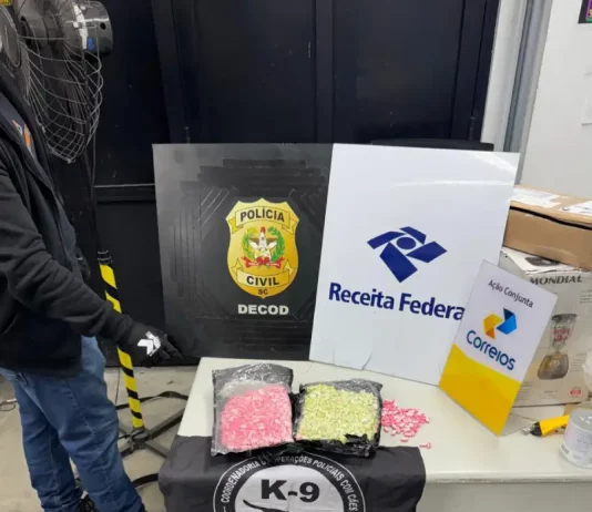 Receita Federal apreende 2 mil comprimidos de ecstasy nos Correios de São José Comprimidos de ecstasy apreendidos pela Receita Federal durante operação conjunta em São José, usados como registro da ação de combate ao tráfico de drogas.
