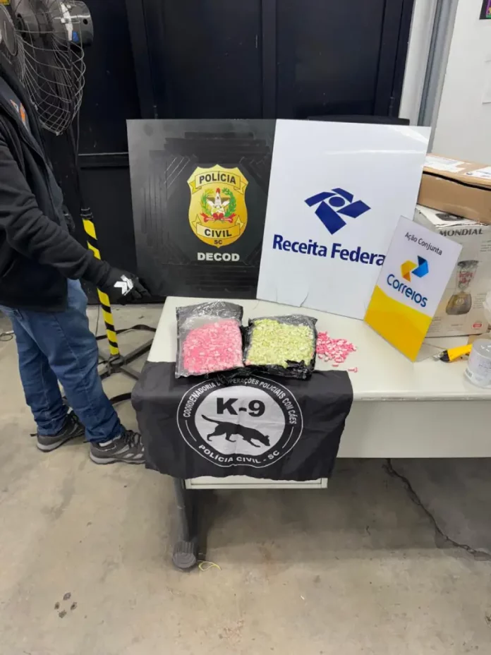 Receita Federal apreensão de drogas Comprimidos de ecstasy apreendidos pela Receita Federal durante operação conjunta em São José, usados como registro da ação de combate ao tráfico de drogas.