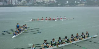 Atletas competindo em barcos durante a Regata Sicoob 40 anos, no Campeonato Catarinense de Remo em Florianópolis.