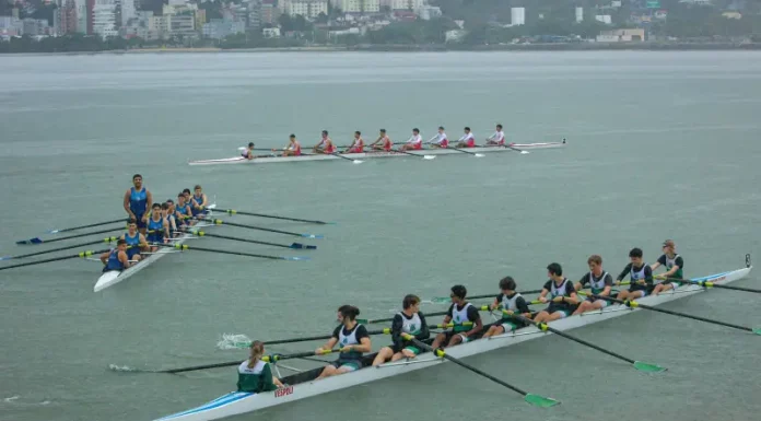 Regata Sicoob 40 anos encerra Campeonato Catarinense de Remo em Florianópolis Atletas competindo em barcos durante a Regata Sicoob 40 anos, no Campeonato Catarinense de Remo em Florianópolis.