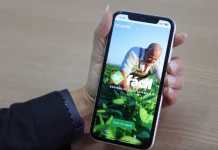 Pessoa segura um celular com a tela aberta no aplicativo SC Fácil, que mostra a interface inicial da plataforma digital do Governo de Santa Catarina, usada para acessar serviços públicos de forma online.