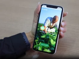 Pessoa segura um celular com a tela aberta no aplicativo SC Fácil, que mostra a interface inicial da plataforma digital do Governo de Santa Catarina, usada para acessar serviços públicos de forma online.