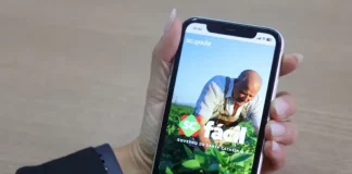 Pessoa segura um celular com a tela aberta no aplicativo SC Fácil, que mostra a interface inicial da plataforma digital do Governo de Santa Catarina, usada para acessar serviços públicos de forma online.