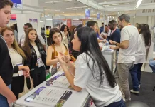 Salão do Estudante chega a Florianópolis com oportunidades de estudar no exterior Profissionais do Salão do Estudante orientam jovens interessados em programas de intercâmbio e estudo no exterior.