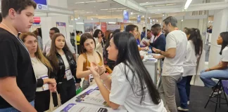 Profissionais do Salão do Estudante orientam jovens interessados em programas de intercâmbio e estudo no exterior.