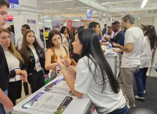 Profissionais do Salão do Estudante orientam jovens interessados em programas de intercâmbio e estudo no exterior.