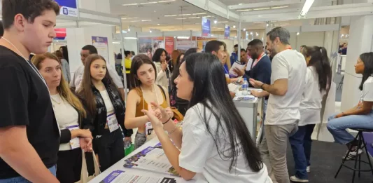 Profissionais do Salão do Estudante orientam jovens interessados em programas de intercâmbio e estudo no exterior.