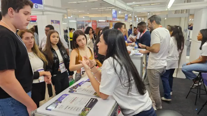 Salão do Estudante Profissionais do Salão do Estudante orientam jovens interessados em programas de intercâmbio e estudo no exterior.