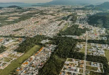 Vista aérea de São José, mostrando áreas urbanas e manchas verdes, em alusão ao planejamento e à expansão da arborização urbana prevista no novo Plano Municipal de Arborização.
