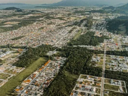 Vista aérea de São José, mostrando áreas urbanas e manchas verdes, em alusão ao planejamento e à expansão da arborização urbana prevista no novo Plano Municipal de Arborização.