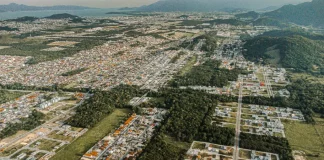 Vista aérea de São José, mostrando áreas urbanas e manchas verdes, em alusão ao planejamento e à expansão da arborização urbana prevista no novo Plano Municipal de Arborização.
