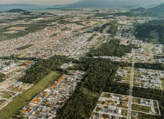 Vista aérea de São José, mostrando áreas urbanas e manchas verdes, em alusão ao planejamento e à expansão da arborização urbana prevista no novo Plano Municipal de Arborização.