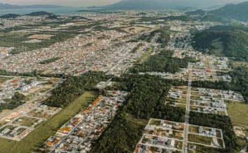 Vista aérea de São José, mostrando áreas urbanas e manchas verdes, em alusão ao planejamento e à expansão da arborização urbana prevista no novo Plano Municipal de Arborização.