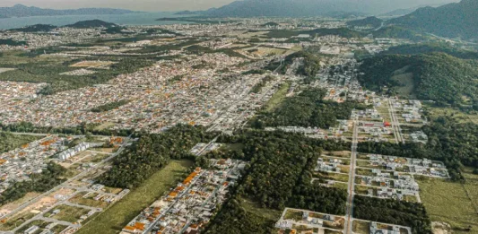Vista aérea de São José, mostrando áreas urbanas e manchas verdes, em alusão ao planejamento e à expansão da arborização urbana prevista no novo Plano Municipal de Arborização.