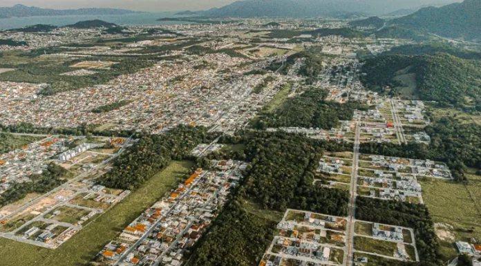 São José institui Plano Municipal de Arborização para ampliar áreas verdes e sustentabilidade Vista aérea de São José, mostrando áreas urbanas e manchas verdes, em alusão ao planejamento e à expansão da arborização urbana prevista no novo Plano Municipal de Arborização.