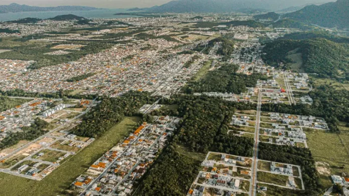 Vista aérea de São José, mostrando áreas urbanas e manchas verdes, em alusão ao planejamento e à expansão da arborização urbana prevista no novo Plano Municipal de Arborização.