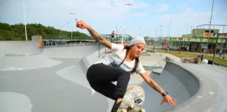 Skatista feminina executa manobra na pista durante o Park Challenge, representando a competição de skate em Florianópolis.