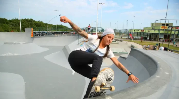 Estrelas do skate mundial se enfrentam no Park Challenge em Florianópolis Skatista feminina executa manobra na pista durante o Park Challenge, representando a competição de skate em Florianópolis.