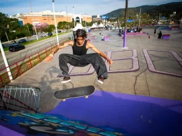 Florianópolis recebe etapa final do Circuito Banco do Brasil de Skate Street Skatista executando manobra na pista, ilustrando a final do Circuito Banco do Brasil de Skate Street.