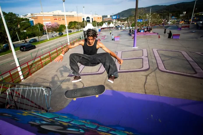 Skate Street Skatista executando manobra na pista, ilustrando a final do Circuito Banco do Brasil de Skate Street.