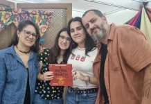 Aos 11 anos, escritora josefense emociona público na Bienal do Livro com história inspiradora ao lado do pai Tarsila Franco posa ao lado do pai, da mãe e da irmã durante a Bienal do Livro, celebrando o lançamento do livro A História dos Niguetis, Volume 2 e registrando o momento de união familiar e incentivo à literatura.
