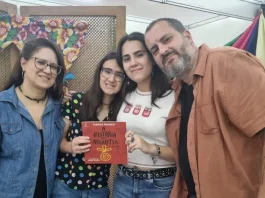 Aos 11 anos, escritora josefense emociona público na Bienal do Livro com história inspiradora ao lado do pai Tarsila Franco posa ao lado do pai, da mãe e da irmã durante a Bienal do Livro, celebrando o lançamento do livro A História dos Niguetis, Volume 2 e registrando o momento de união familiar e incentivo à literatura.