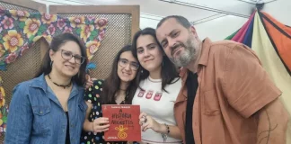 Tarsila Franco posa ao lado do pai, da mãe e da irmã durante a Bienal do Livro, celebrando o lançamento do livro A História dos Niguetis, Volume 2 e registrando o momento de união familiar e incentivo à literatura.