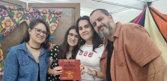 Aos 11 anos, escritora josefense emociona público na Bienal do Livro com história inspiradora ao lado do pai Tarsila Franco posa ao lado do pai, da mãe e da irmã durante a Bienal do Livro, celebrando o lançamento do livro A História dos Niguetis, Volume 2 e registrando o momento de união familiar e incentivo à literatura.