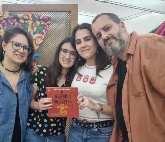 Aos 11 anos, escritora josefense emociona público na Bienal do Livro com história inspiradora ao lado do pai Tarsila Franco posa ao lado do pai, da mãe e da irmã durante a Bienal do Livro, celebrando o lançamento do livro A História dos Niguetis, Volume 2 e registrando o momento de união familiar e incentivo à literatura.