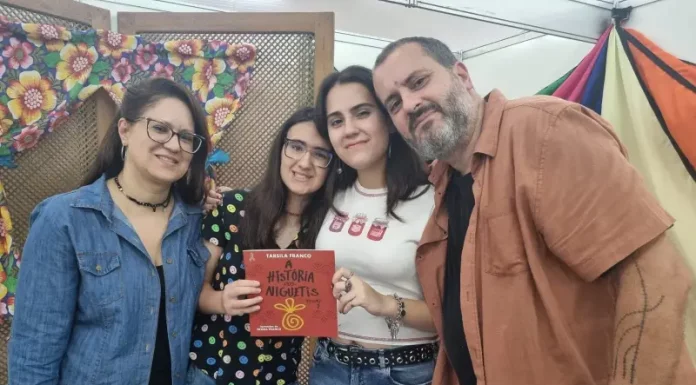 Aos 11 anos, escritora josefense emociona público na Bienal do Livro com história inspiradora ao lado do pai Tarsila Franco posa ao lado do pai, da mãe e da irmã durante a Bienal do Livro, celebrando o lançamento do livro A História dos Niguetis, Volume 2 e registrando o momento de união familiar e incentivo à literatura.