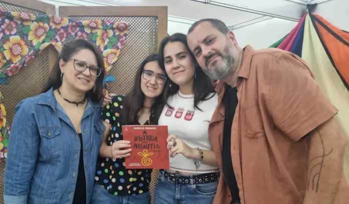 Tarsila Franco e família Tarsila Franco posa ao lado do pai, da mãe e da irmã durante a Bienal do Livro, celebrando o lançamento do livro A História dos Niguetis, Volume 2 e registrando o momento de união familiar e incentivo à literatura.