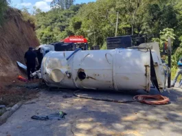 Caminhão capota em Antônio Carlos e motorista fica preso nas ferragens Caminhão capotado enquanto equipe de bombeiros realiza resgate do motorista preso nas ferragens.