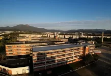 Foto da antiga Univali, mostrando o terreno que será usado para construir a nova Policlínica Municipal, destinada a ampliar e integrar os serviços de saúde em São José.