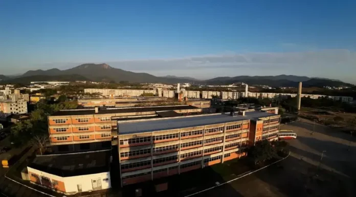 Foto da antiga Univali, mostrando o terreno que será usado para construir a nova Policlínica Municipal, destinada a ampliar e integrar os serviços de saúde em São José.