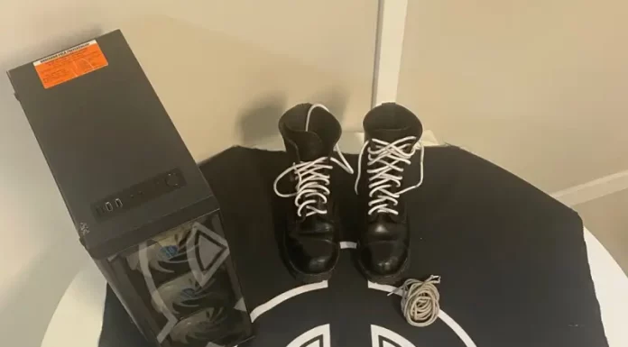 Polícia Civil apreende símbolos de apologia ao nazismo com adolescente de Palhoça Imagem mostra objetos apreendidos pela Polícia Civil durante o cumprimento de mandado, incluindo símbolos nazistas e equipamentos eletrônicos usados para divulgação de conteúdo racista.