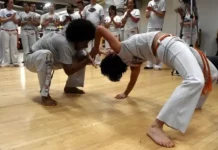 Alunos praticando capoeira em roda, representando o Projeto Capoeira na Roda, Capoeira na Vida