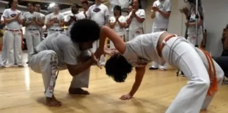 Alunos praticando capoeira em roda, representando o Projeto Capoeira na Roda, Capoeira na Vida