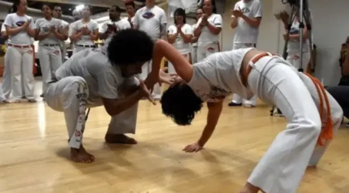 Alunos praticando capoeira em roda, representando o Projeto Capoeira na Roda, Capoeira na Vida