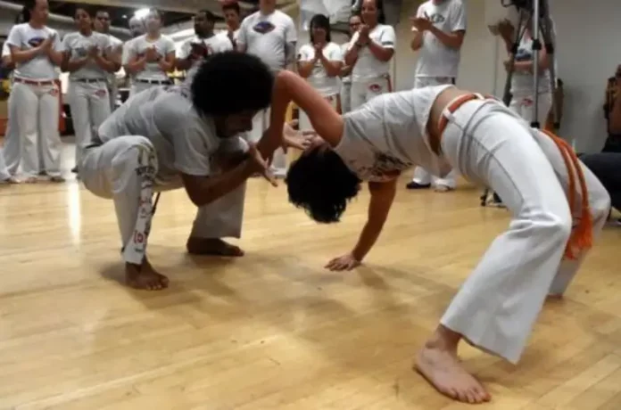 Alunos praticando capoeira em roda, representando o Projeto Capoeira na Roda, Capoeira na Vida
