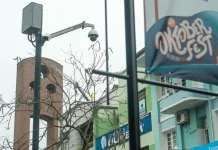 Câmera de monitoramento instalada na Vila Germânica para garantir a segurança durante a Oktoberfest de Blumenau.