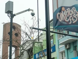 Oktoberfest de Blumenau contará com drones e câmeras inteligentes para reforçar a segurança Câmera de monitoramento instalada na Vila Germânica para garantir a segurança durante a Oktoberfest de Blumenau.