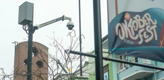 Oktoberfest de Blumenau contará com drones e câmeras inteligentes para reforçar a segurança Câmera de monitoramento instalada na Vila Germânica para garantir a segurança durante a Oktoberfest de Blumenau.