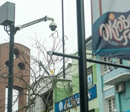 Câmera de monitoramento instalada na Vila Germânica para garantir a segurança durante a Oktoberfest de Blumenau.