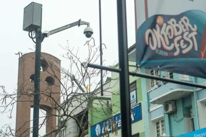 Câmera de monitoramento instalada na Vila Germânica para garantir a segurança durante a Oktoberfest de Blumenau.