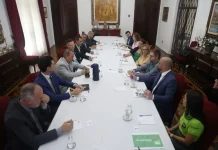 Governador Jorginho Mello em reunião com equipe para discutir medidas de prevenção e combate a casos de intoxicação por bebidas adulteradas com metanol.