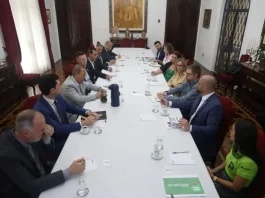 Santa Catarina amplia protocolo e garante antídoto na rede pública contra intoxicação por metanol Governador Jorginho Mello em reunião com equipe para discutir medidas de prevenção e combate a casos de intoxicação por bebidas adulteradas com metanol.