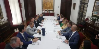 Governador Jorginho Mello em reunião com equipe para discutir medidas de prevenção e combate a casos de intoxicação por bebidas adulteradas com metanol.
